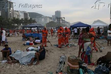 Limpeza da praia copacabana pela comlurb