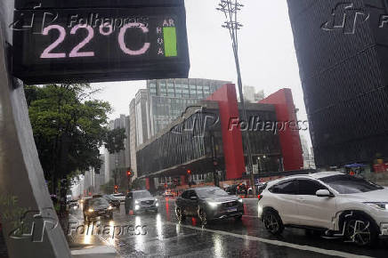 Pedestres enfrentam chuva na Avenida Paulsita, em So Paulo (SP)