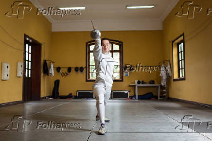 Retrato da atleta brasileira Stephany Saraiva durante treino de esgrima, no Rio