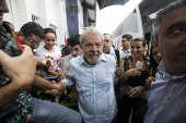 O ex-presidente Lula  participa de evento com alunos do IFES