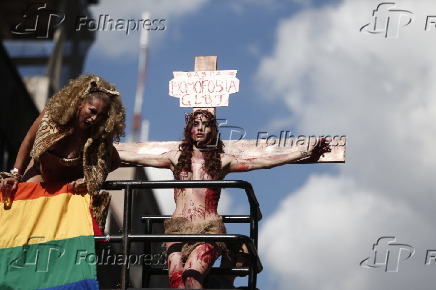 Manifestante crucificada na Parada Gay em So Paulo