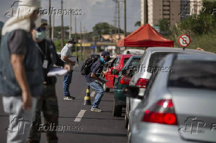 Blitz realizam testes de covid, na entrada da cidade de Araraquara (SP)