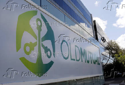 FILE PHOTO: Workers clean windows outside the Cape Town headquarters of Anglo-South African financial services company Old Mutual