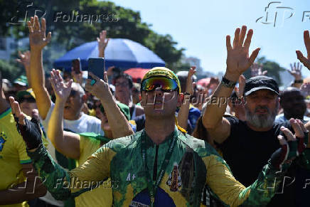 Apoiadores do ex-presidente Jair Bolsonaro durante ato na praia de Copacabana