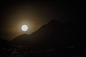 Luna llena en el cielo de La Paz, Bolivia