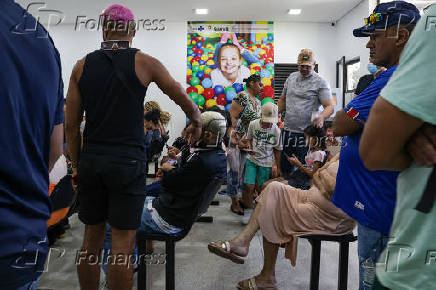 Pessoas aguardam atendimento em UPA na Enseada