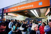 Passageiros na entrada da estao de trem Guaianazes