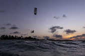 Praticante de kitesurfe aproveita fim de tarde em Barra Grande (PI)