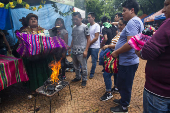 Festa das Alasitas, tpica da comunidade boliviana, na praa Cvica Ulysses Guimares, no Brs, em So Paulo