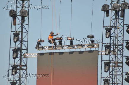 Operrios trabalham nos ajustes finais de palco em Copacabana