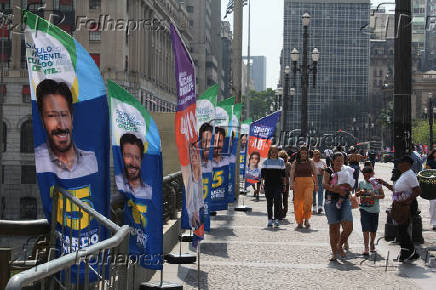 Banners dos candidatos  prefeitura espalhados pelo centro de SP