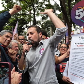 Guilherme Boulos faz caminhada pelas ruas de SP