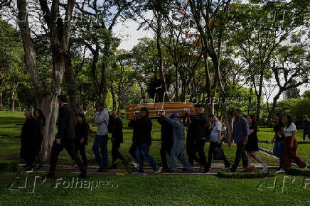 Familiares e amigos se despedem de Marco Aurlio Acosta, no cemitrio Gethsmani