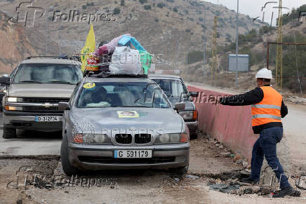 People who had fled the hostilities in Lebanon to Syria return to Lebanon through the Masnaa border crossing between the two countries