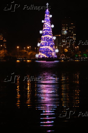 Folhapress - Fotos - Vista da árvore de Natal da lagoa Rodrigo de Freitas