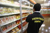 Blairo Maggi fiscaliza produtos em supermercado de Braslia