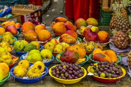 Barraca com frutas em feira livre