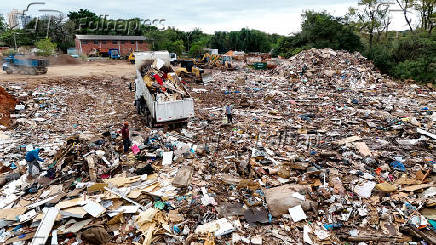 Depsito de lixo aps enchentes, em So Leopoldo (RS)