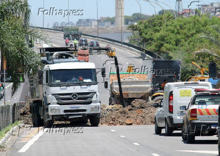 Solapamento abre cratera na Av. Doutor Gasto Vidigal em SP