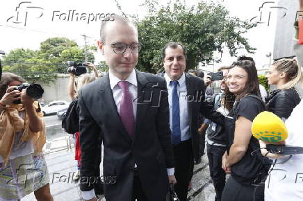 Advogado chega  PF para entregar passaporte de Lula