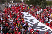 Manifestantes pr-Lula e integrantes de movimentos sociais e sindicais durante ato Marcha Lula Livre
