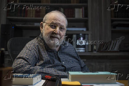 J Soares em seu apartamento, na regio central de So Paulo