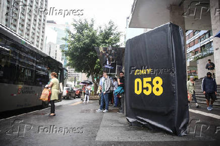 Ponto de nibus na av. Paulista parte de campanha da Prefeitura de SP contra mortes no trnsito