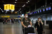 Pessoas usam mscaras no aeroporto de Guarulhos