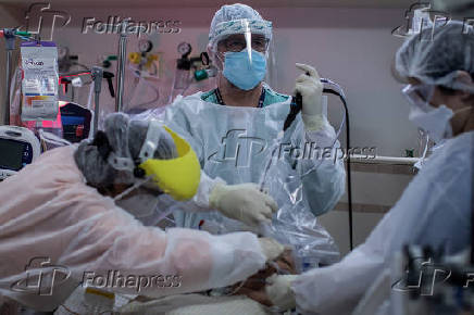 Mdicos fazem intubao de paciente grave de Covid
