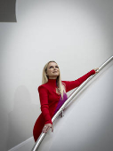 A apresentadora Eliana na escada de casa, na capital paulista