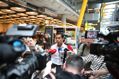 El abogado que representa a la familia de Edwin Arrieta hace declaraciones en el aeropuerto de Barajas tras regresar de Tailandia