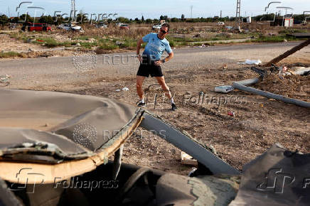 Flood-affected residents share opposite views on the Valencia marathon