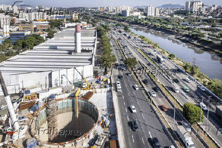 Obras da linha 6-laranja do metr na marginal Tiet perto da ponte Freguesia do 