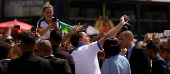 Bolsonaro cumprimenta apoiadores em protesto a favor de seu governo