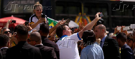 Bolsonaro cumprimenta apoiadores em protesto a favor de seu governo