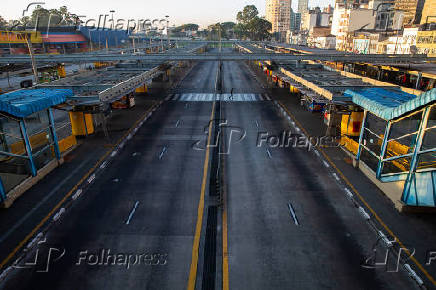 Passageiro no terminal Parque D. Pedro 2 vazio durante a greve de motoristas, em SP