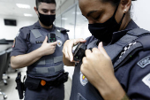 Policiais militares de So Paulo mostram cmeras instaladas nos uniformes