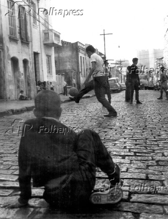 Crianas jogam bola na rua de Recreios