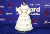 El negro y los diseos clsicos intervenidos dominaron la alfombra de los Latin Billboards