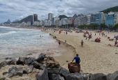 Praia do Leme, no Rio de Janeiro com s aguas na cor avermelhada