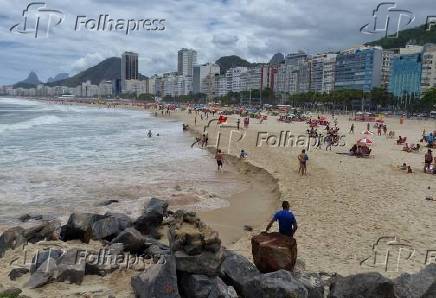 Praia do Leme, no Rio de Janeiro com s aguas na cor avermelhada