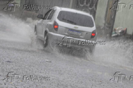 Pancada de chuva causa pontos de alagamentos em SP