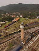 Vista de drone da ferrovia e torre do relgio de origem inglesa na Vila de Paranapiacaba