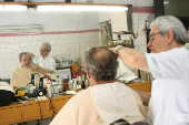 O barbeiro Elyseu Duarte, de 76 anos,