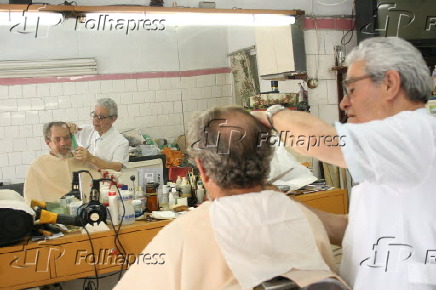O barbeiro Elyseu Duarte, de 76 anos,