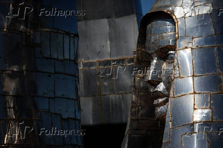 Partes da esttua de Nossa Senhora Aparecida amontoadas em Aparecida (SP)