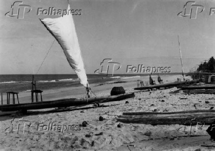 Barco em praia de Olinda. (Foto: