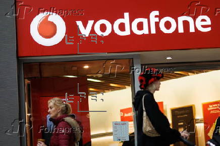 Folhapress - Fotos - Planned Merger Of UK Mobile Networks Vodafone And ...