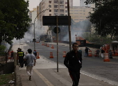 Bombeiros tentam conter incndio em viaduto em SP