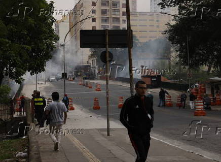 Bombeiros tentam conter incndio em viaduto em SP